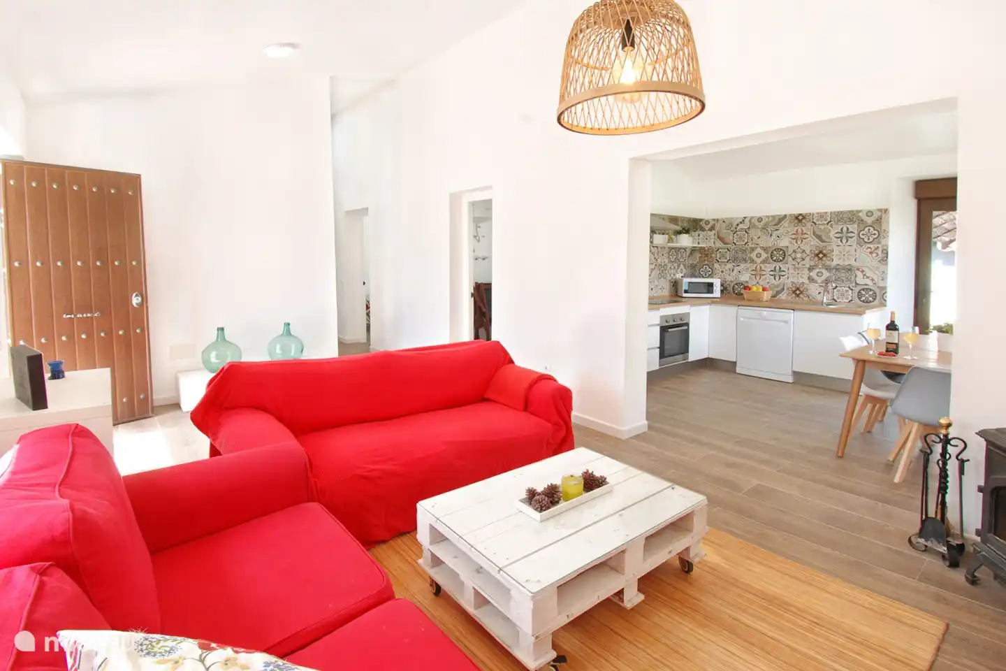 Salon, keuken en hal zijn open met veel lichtinval.