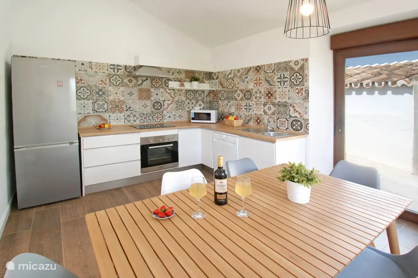 Oven, microwave, afwasmachine, wasmachine, toaster, kookgerei....
Kortom, alle comfort is aanwezig.