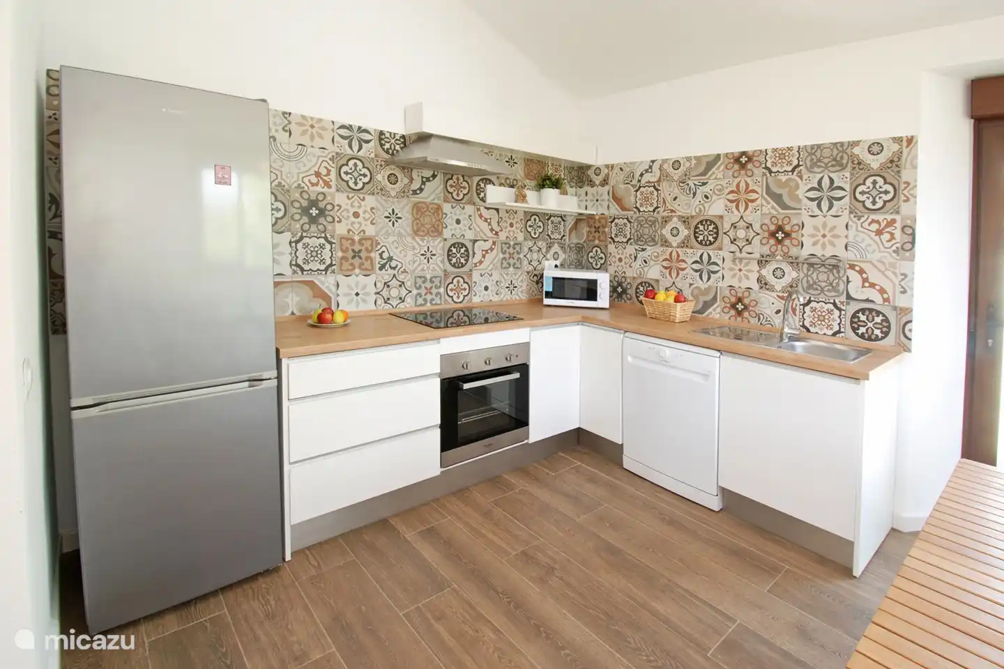 Ongeveer in het midden van de foto ziet u de vrijwilliger die de afwas gaat doen. 