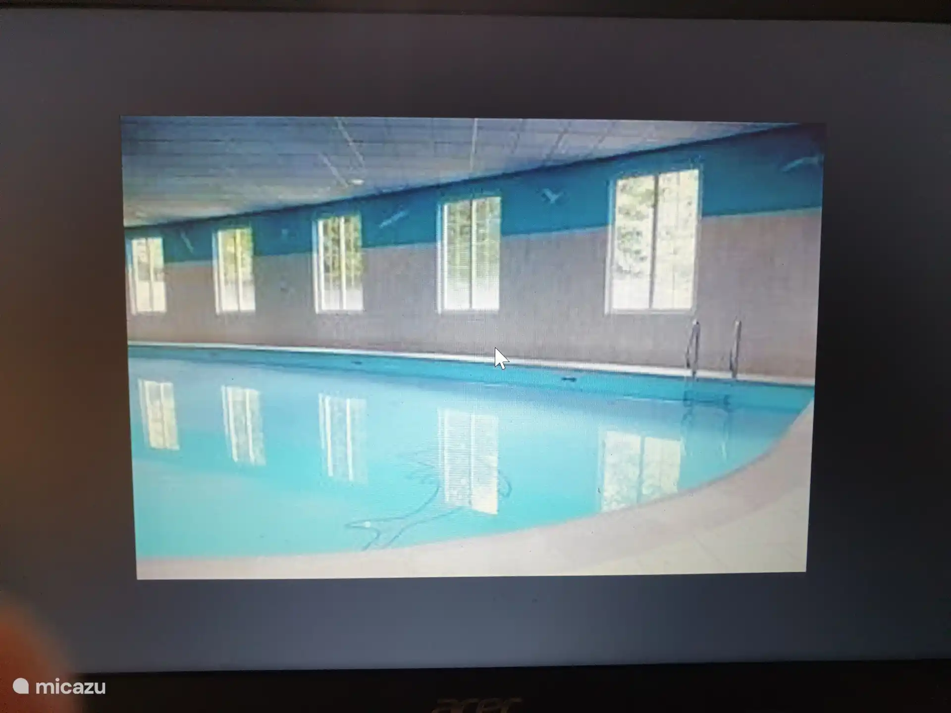 Schönes Hallenbad mit Kinderbecken
und eine Folie