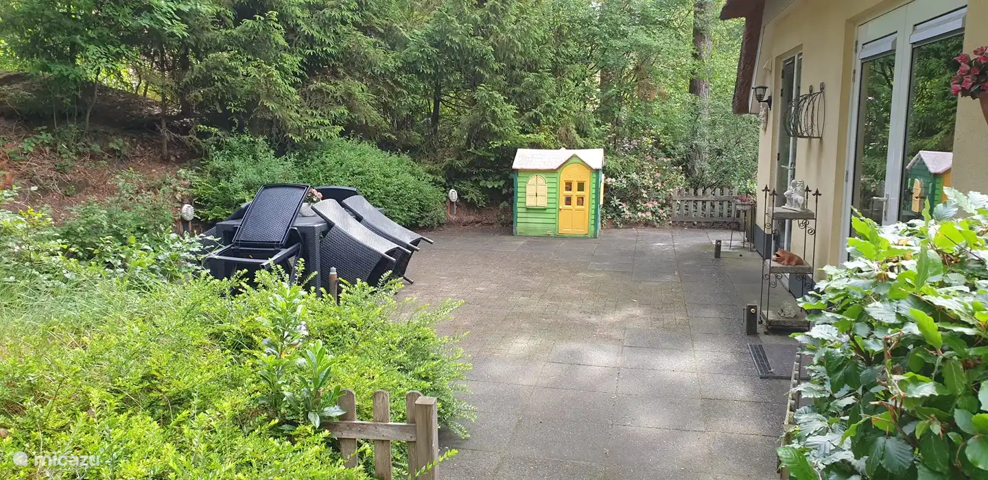 Hier ist ein Spielhaus für die Kinder.