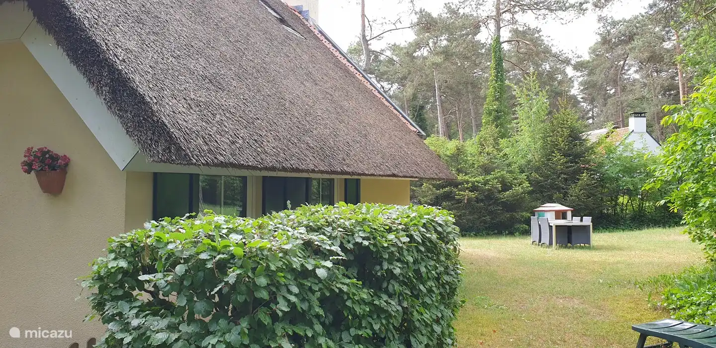 Schönes Strohdach schön und kühl im Sommer
Herrlich kühl im Winter