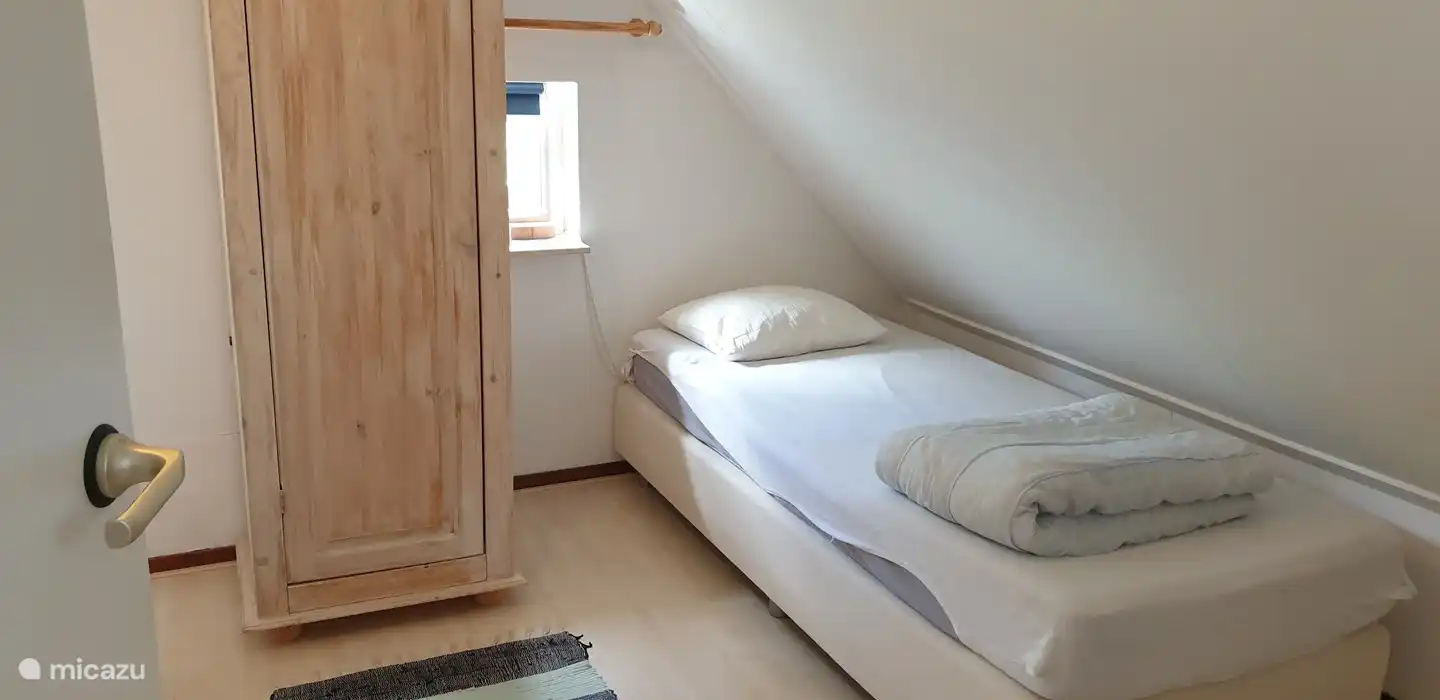 Schlafzimmer mit 3 x 1 Bett