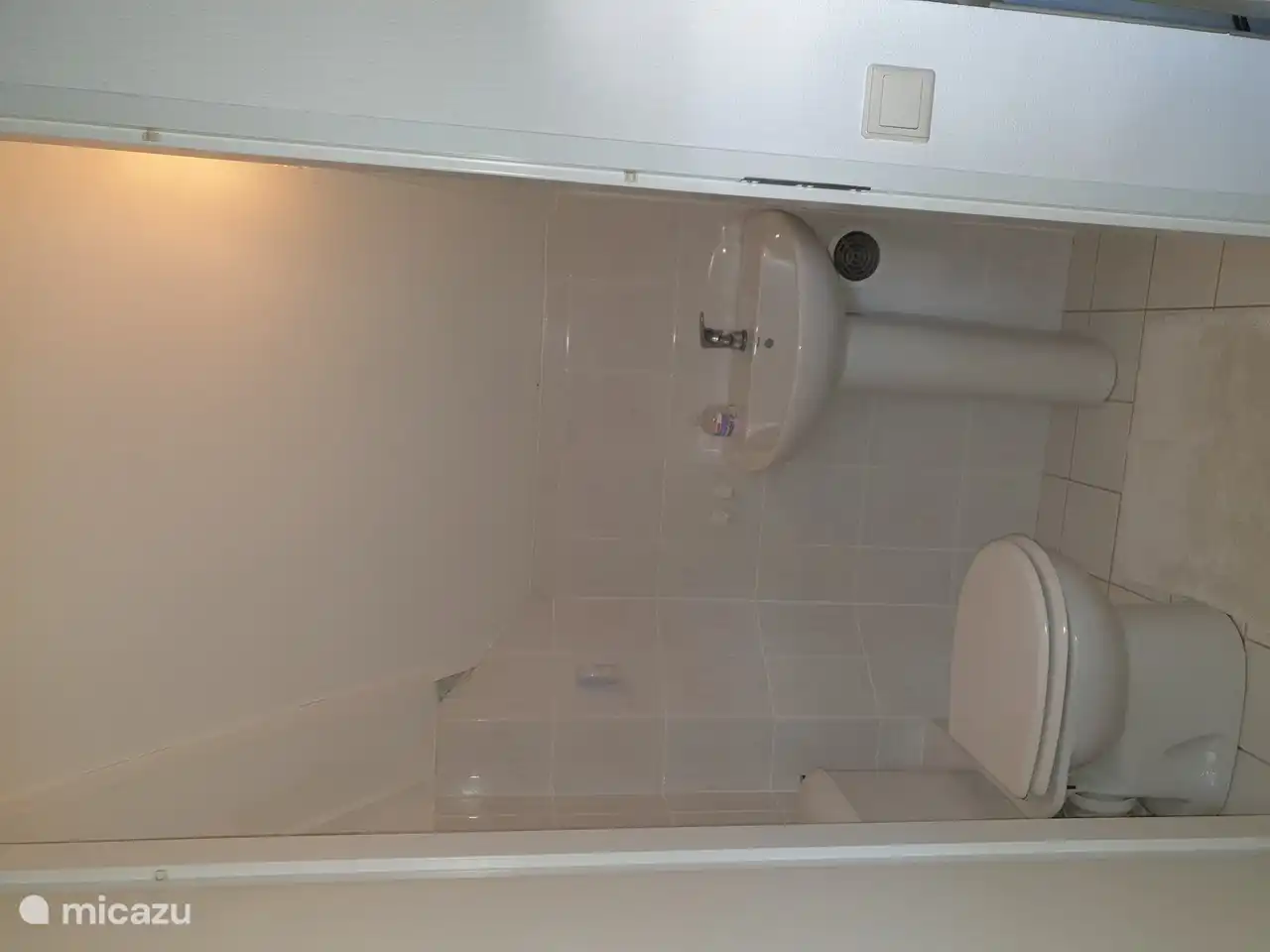 Zweite Toilette mit Waschbecken, damit Sie nachts nicht runter müssen.