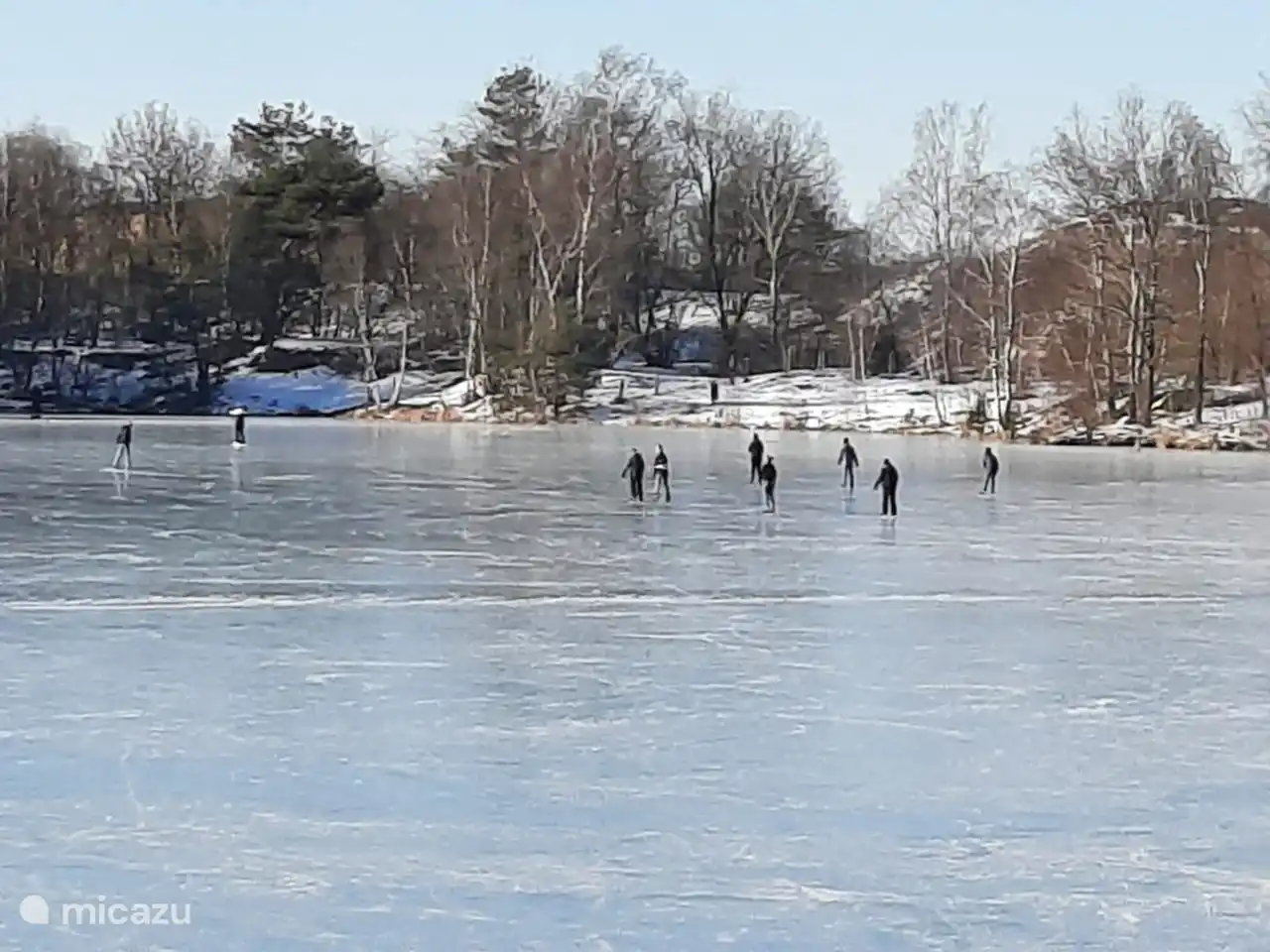 Das Eislaufen auf dem blauen See ist nicht weit vom Campingplatz entfernt, in Richtung Smilde