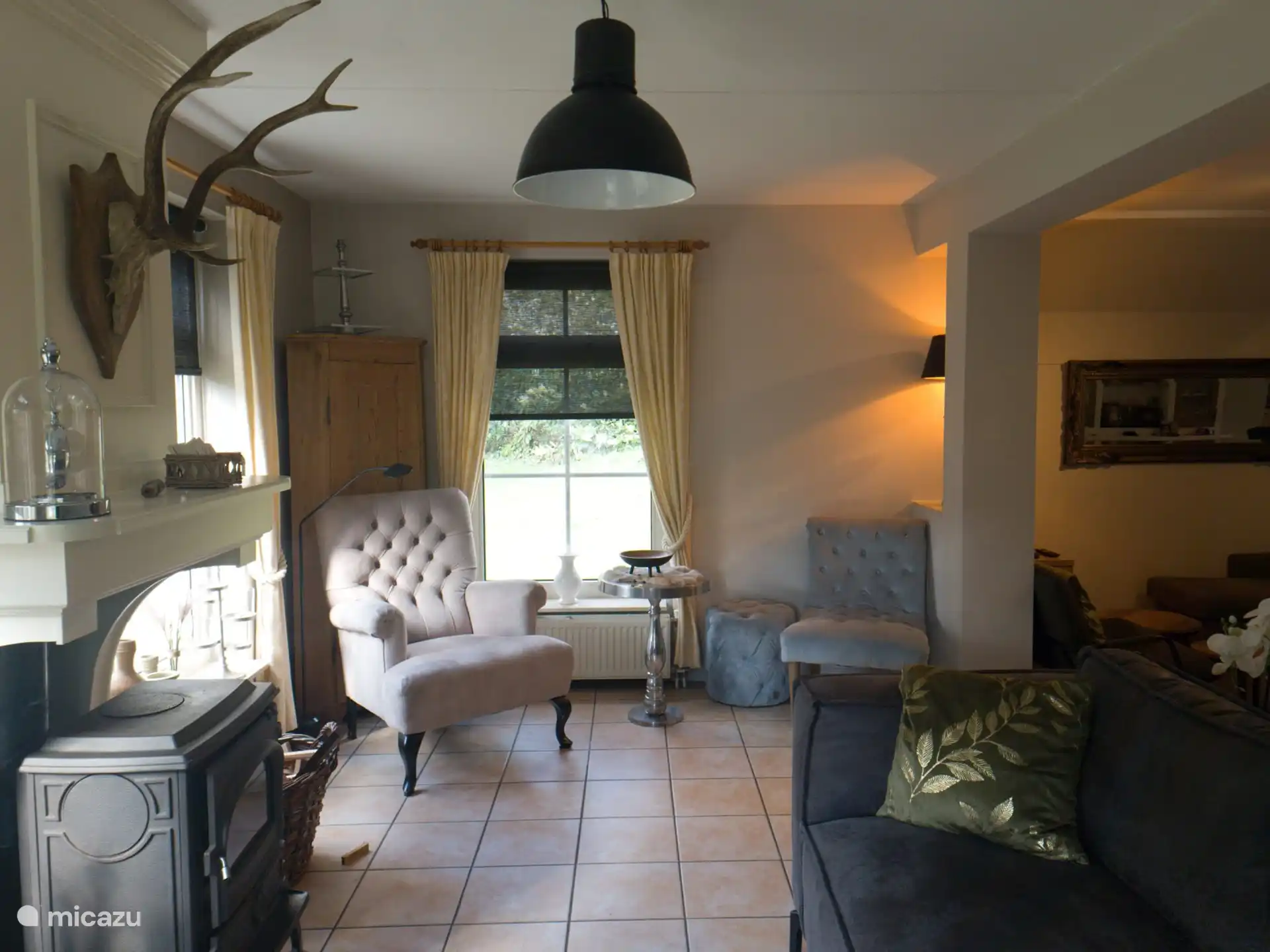 Zimmer im Obergeschoss mit Holzofen