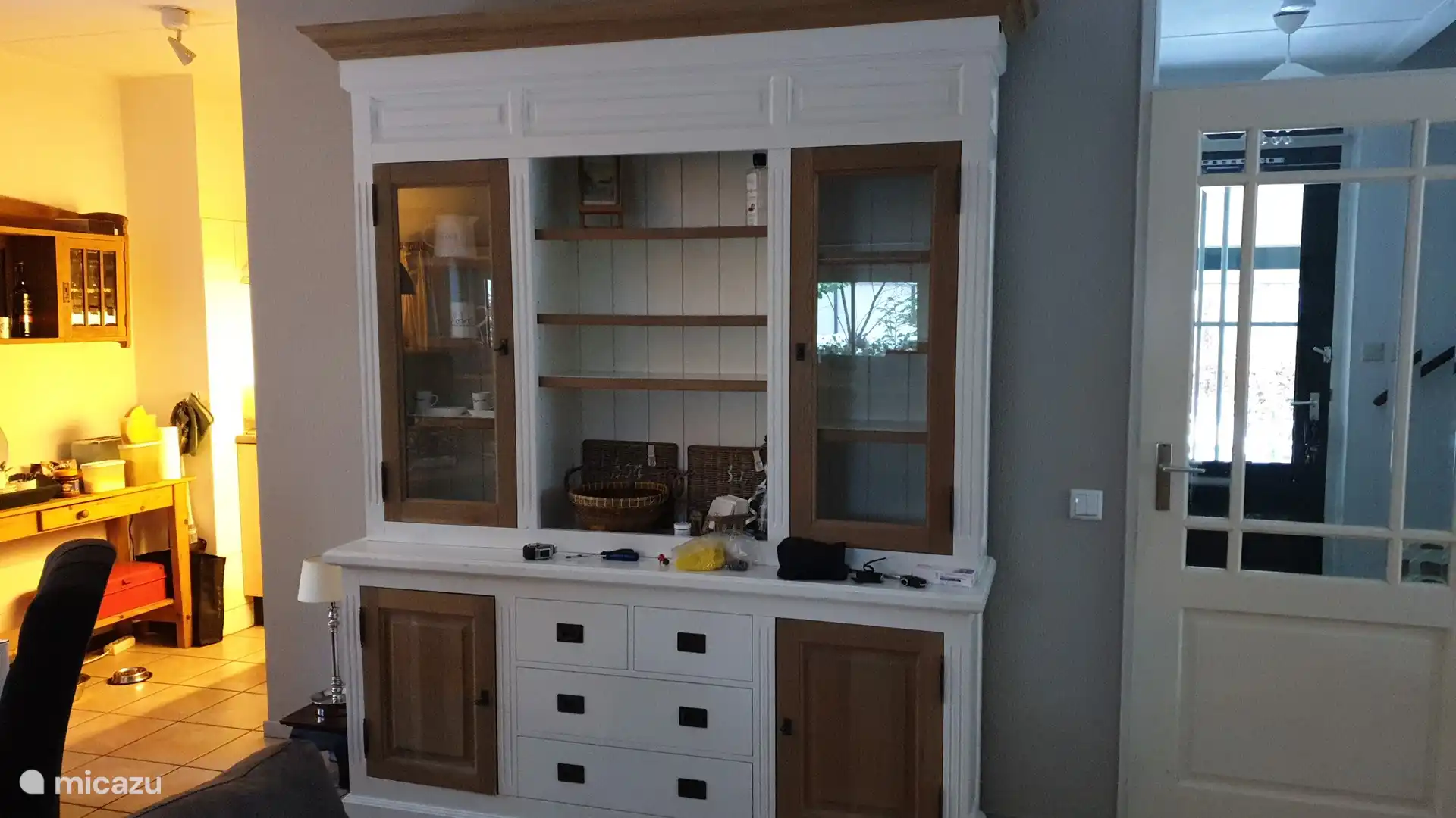 Großer Schrank im Wohnzimmer