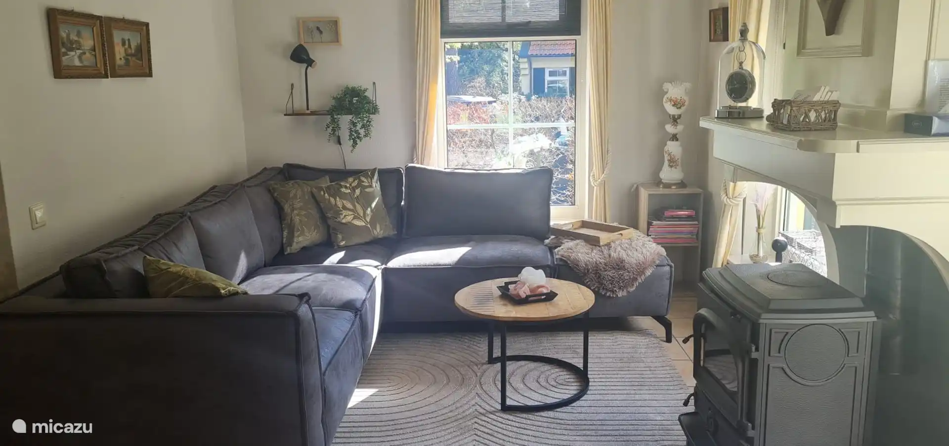 Schönes Ecksofa mit Blick auf den Holzofen