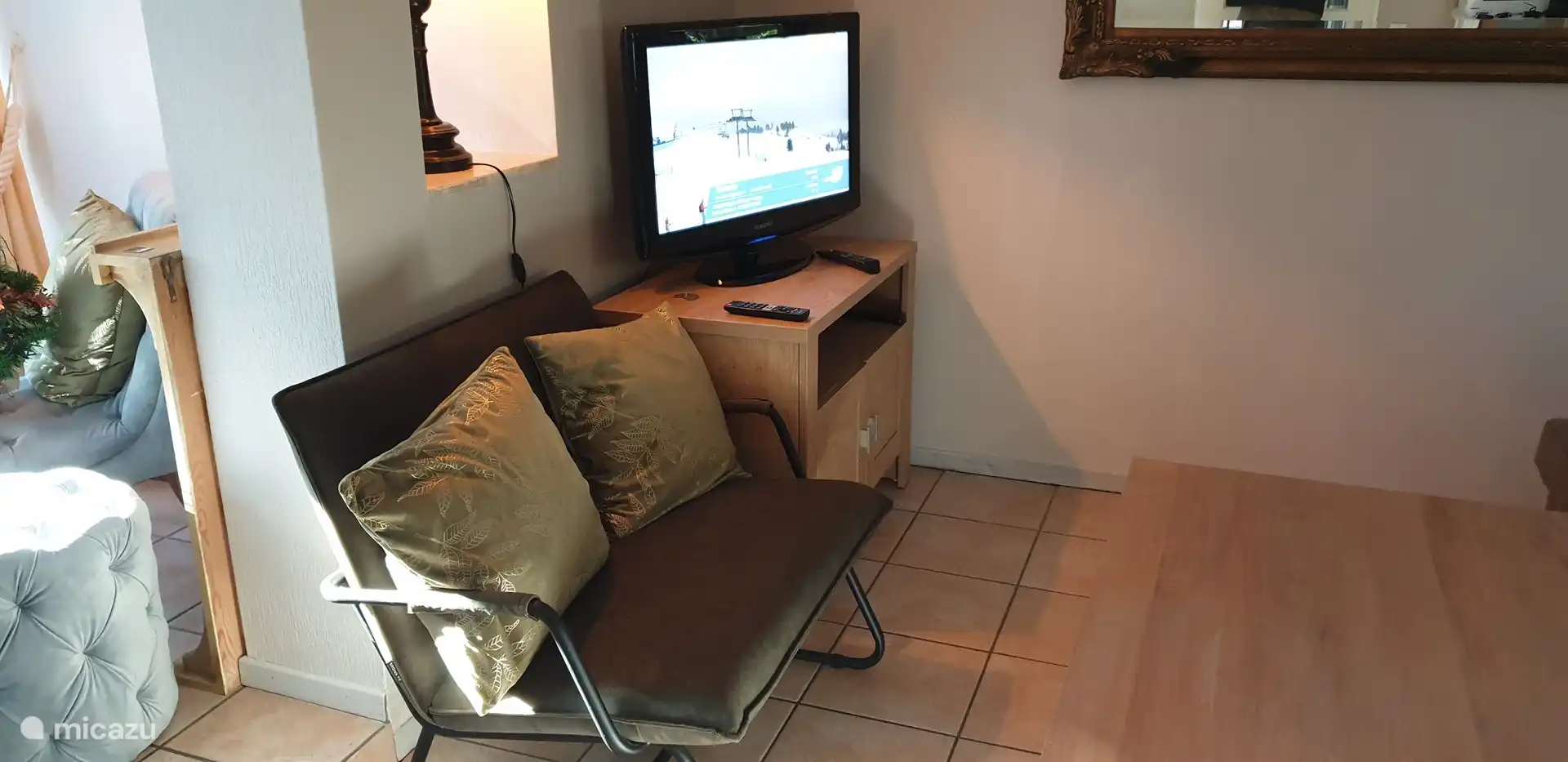 Fernsehecke mit einigen Sitzplätzen