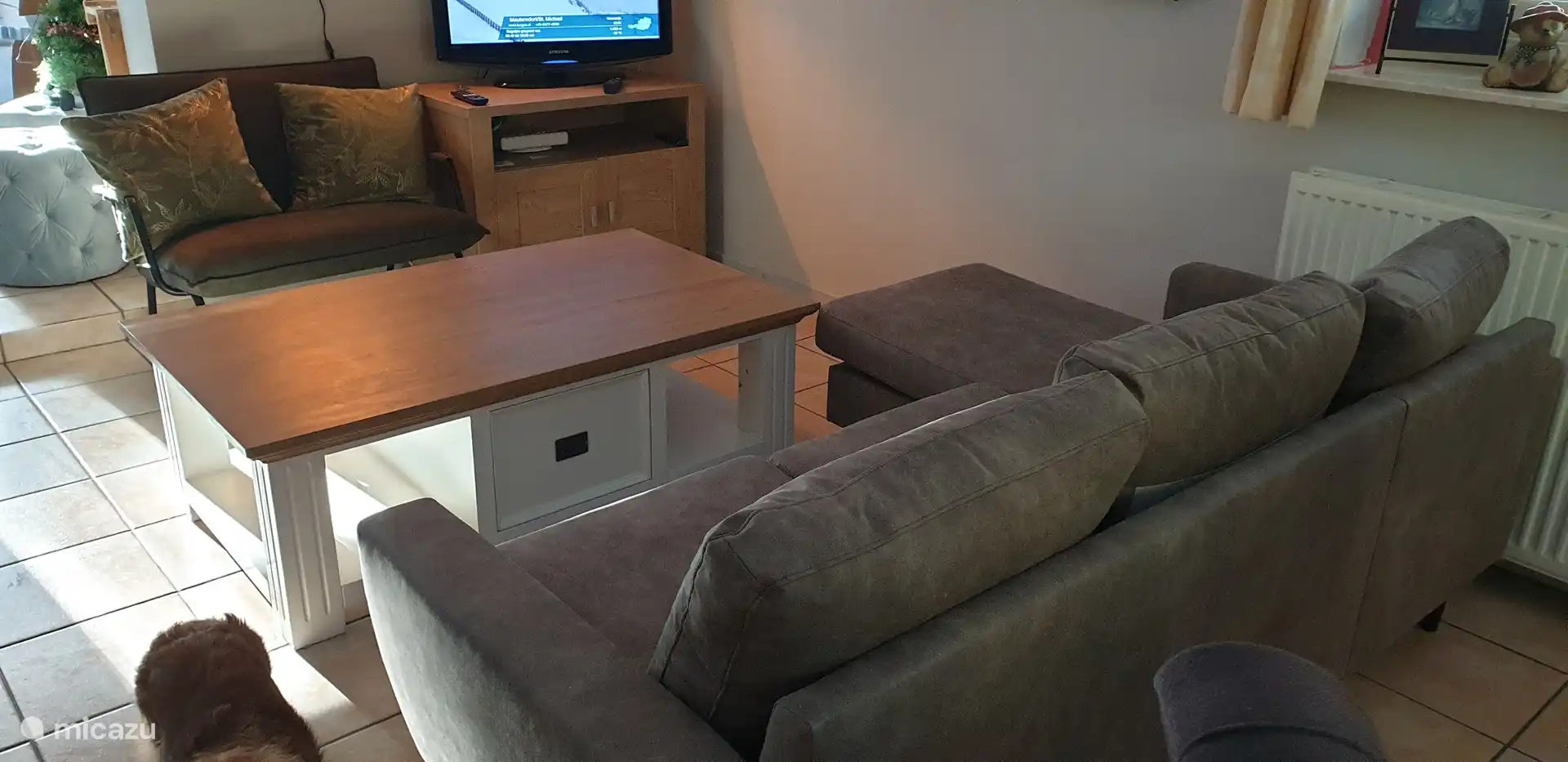 3 Sofas mit Blick auf den Fernseher