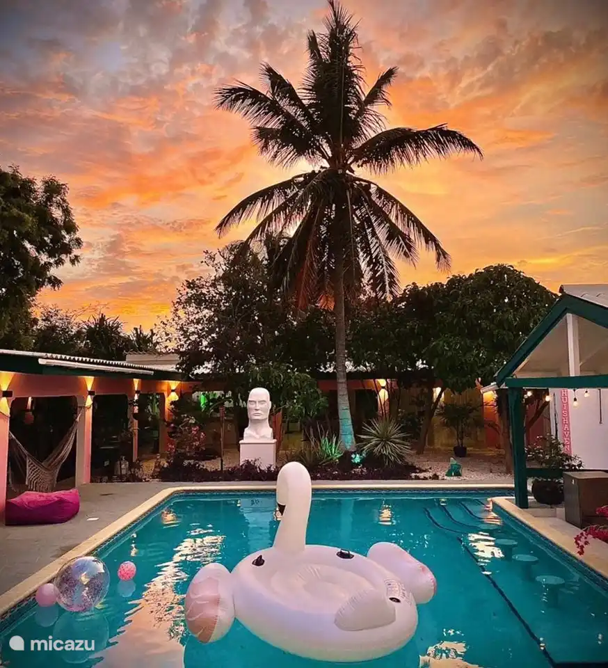 de prachtige tuin met zwembad