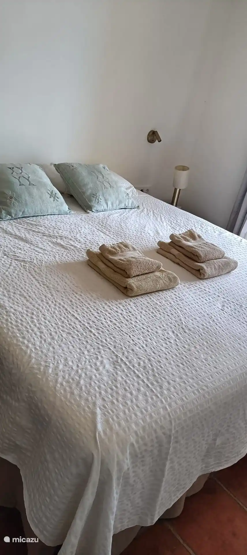 Chambre est avec lit king size et salle de bain annexe