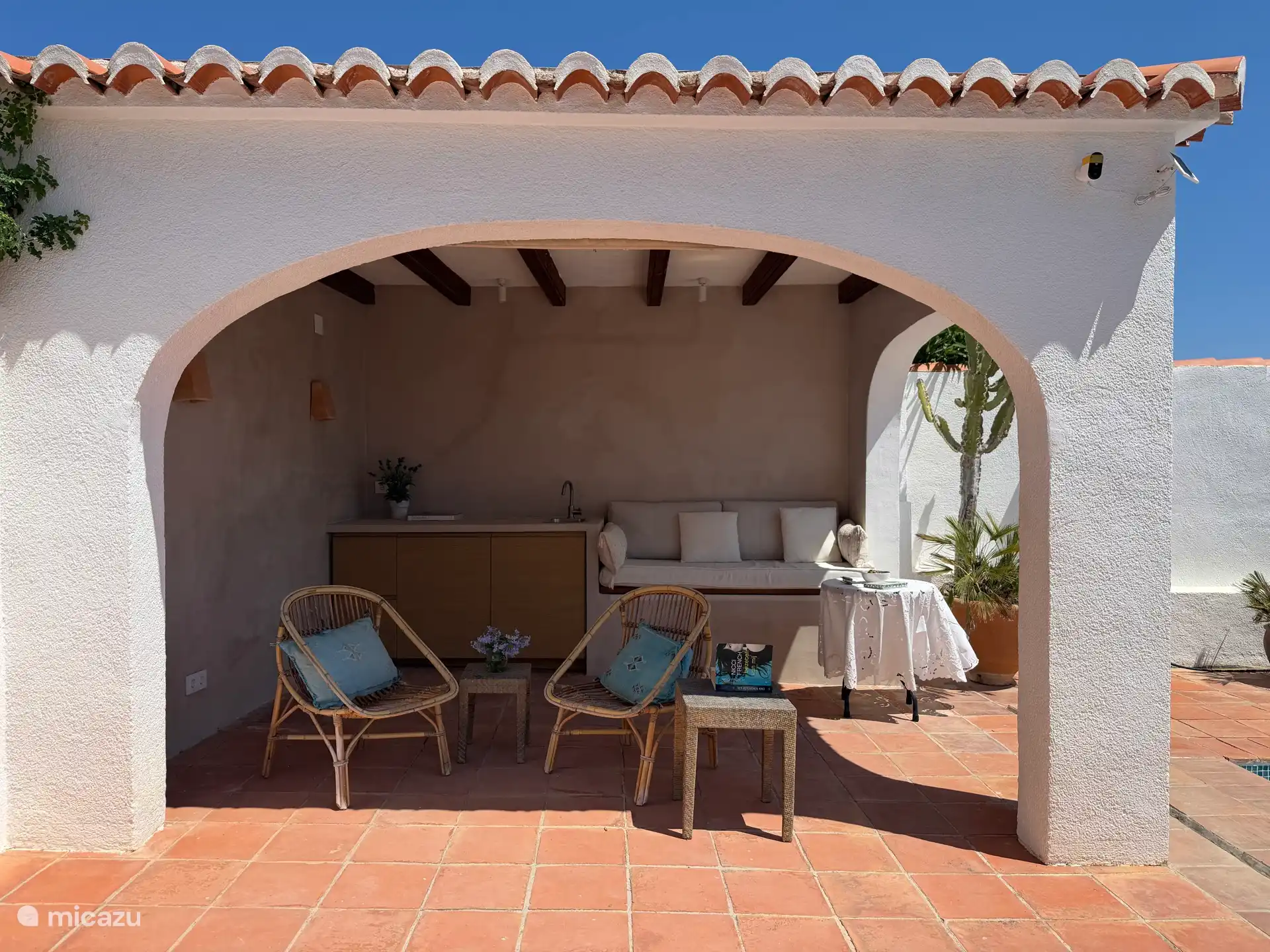 Covered terrace with outdoor kitchen