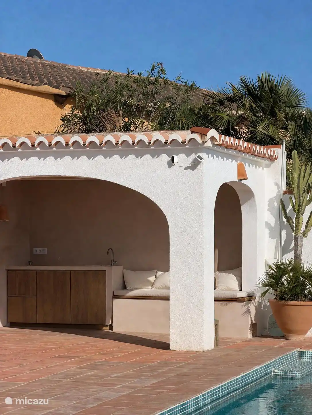 Buitenkeuken bij zwembad