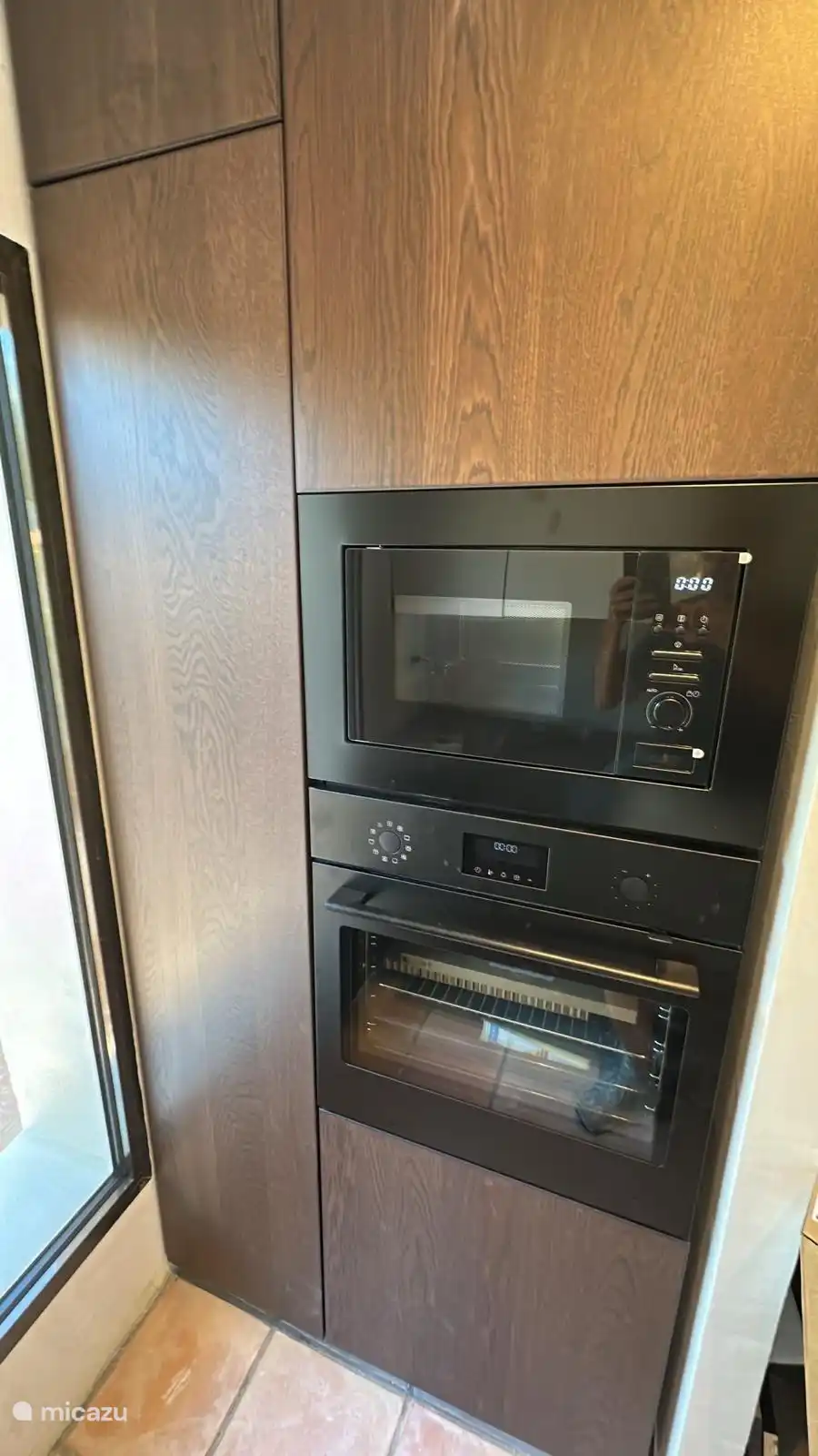 Pared de cocina con horno y microondas