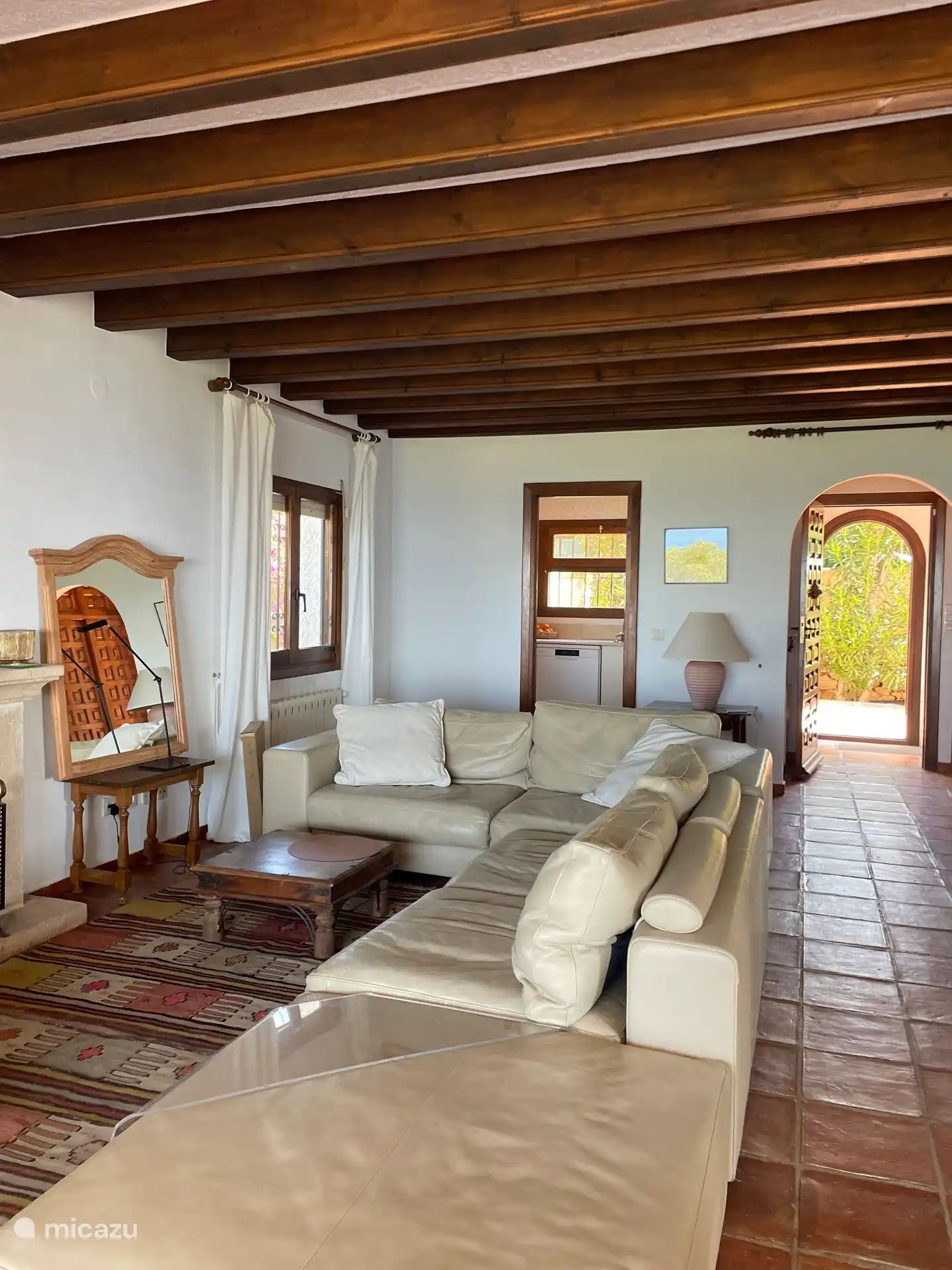 Coin salon avec cheminée et TV