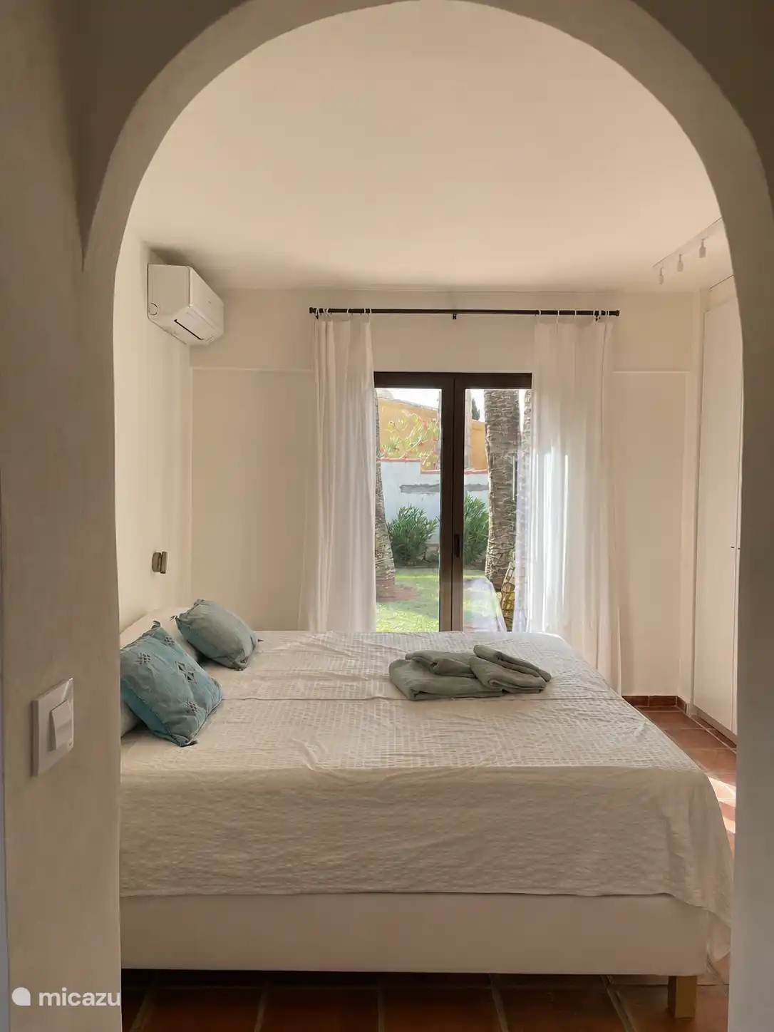 Dormitorio al noreste con cama king size y anexo de baño