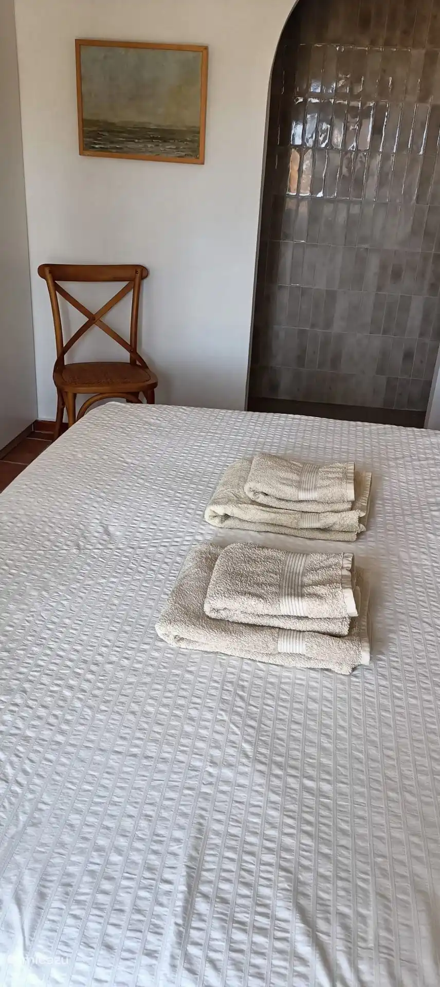 chambre est avec lit king size et salle de bain annexe