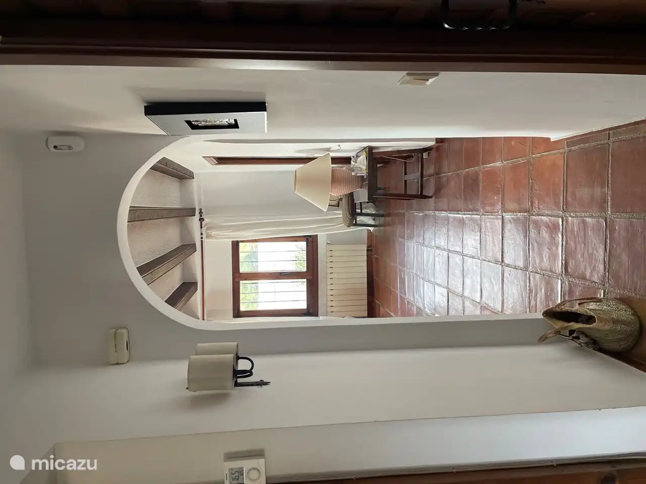 salle de nuit,
Maison avec beau sol en terre cuite