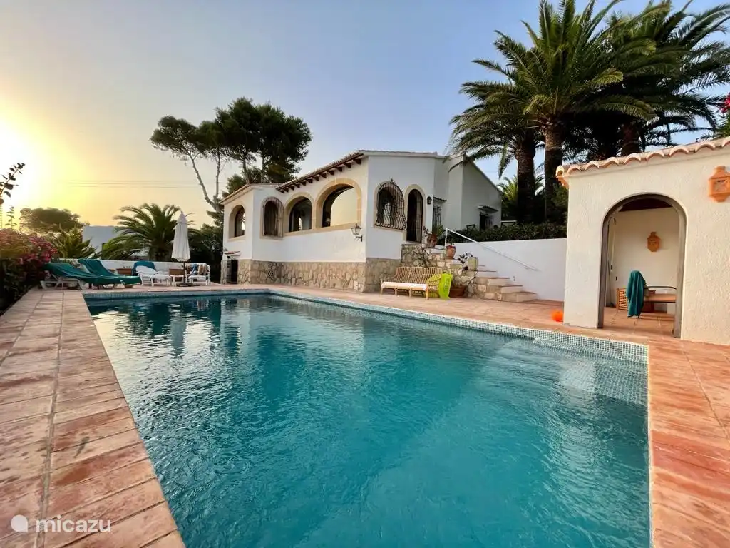 Grande piscine 5 x 10m avec terrasse ensoleillée