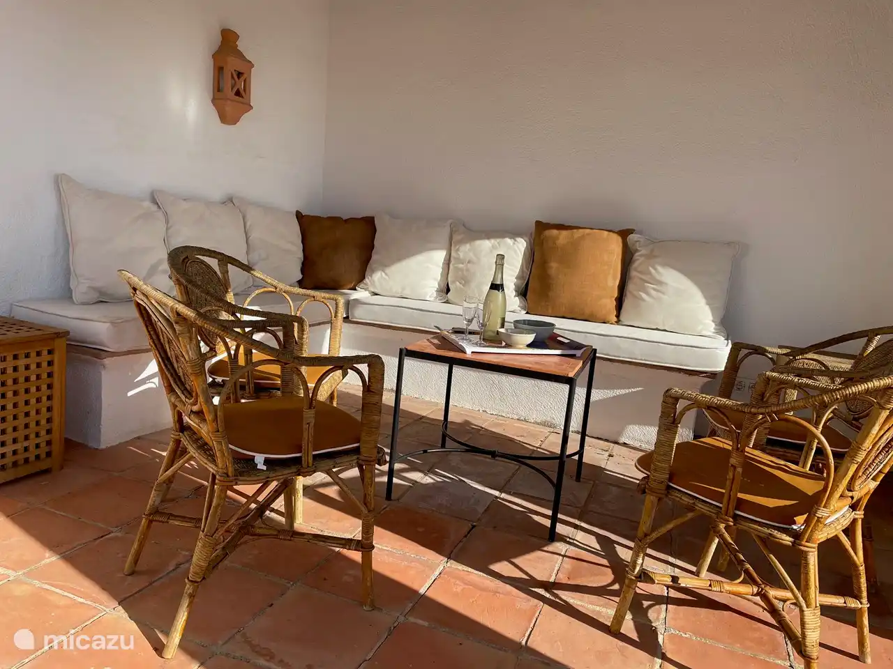 Coin salon couvert au bord de la piscine