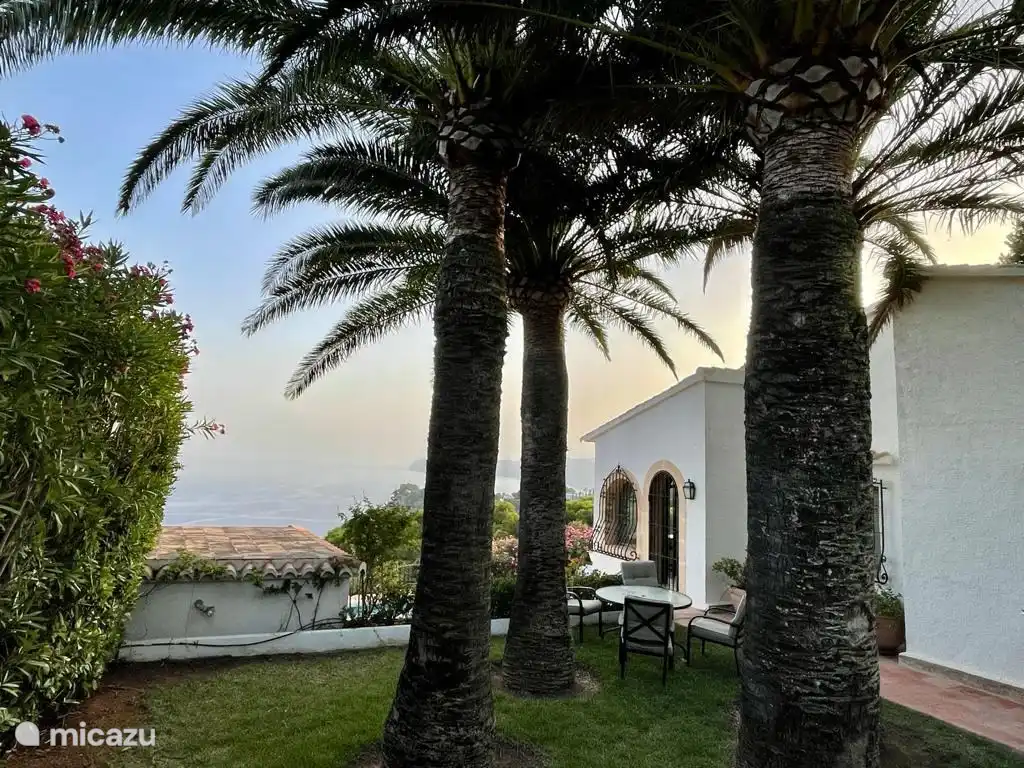 Jardin plus élevé avec palmiers et vue sur la mer