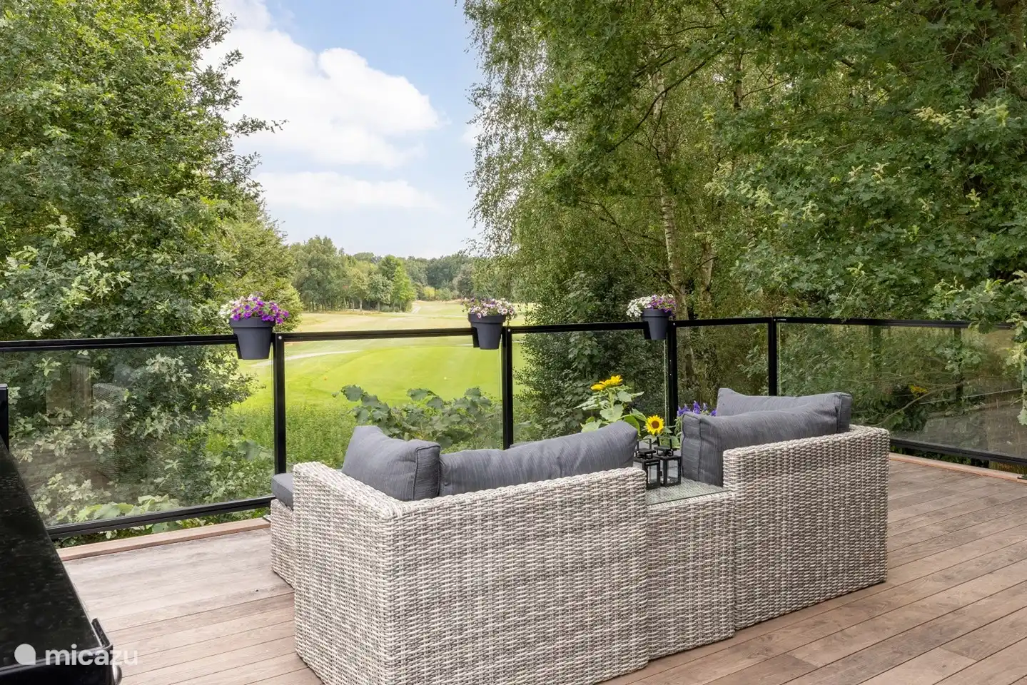 Blick von der Terrasse des Baumstudios