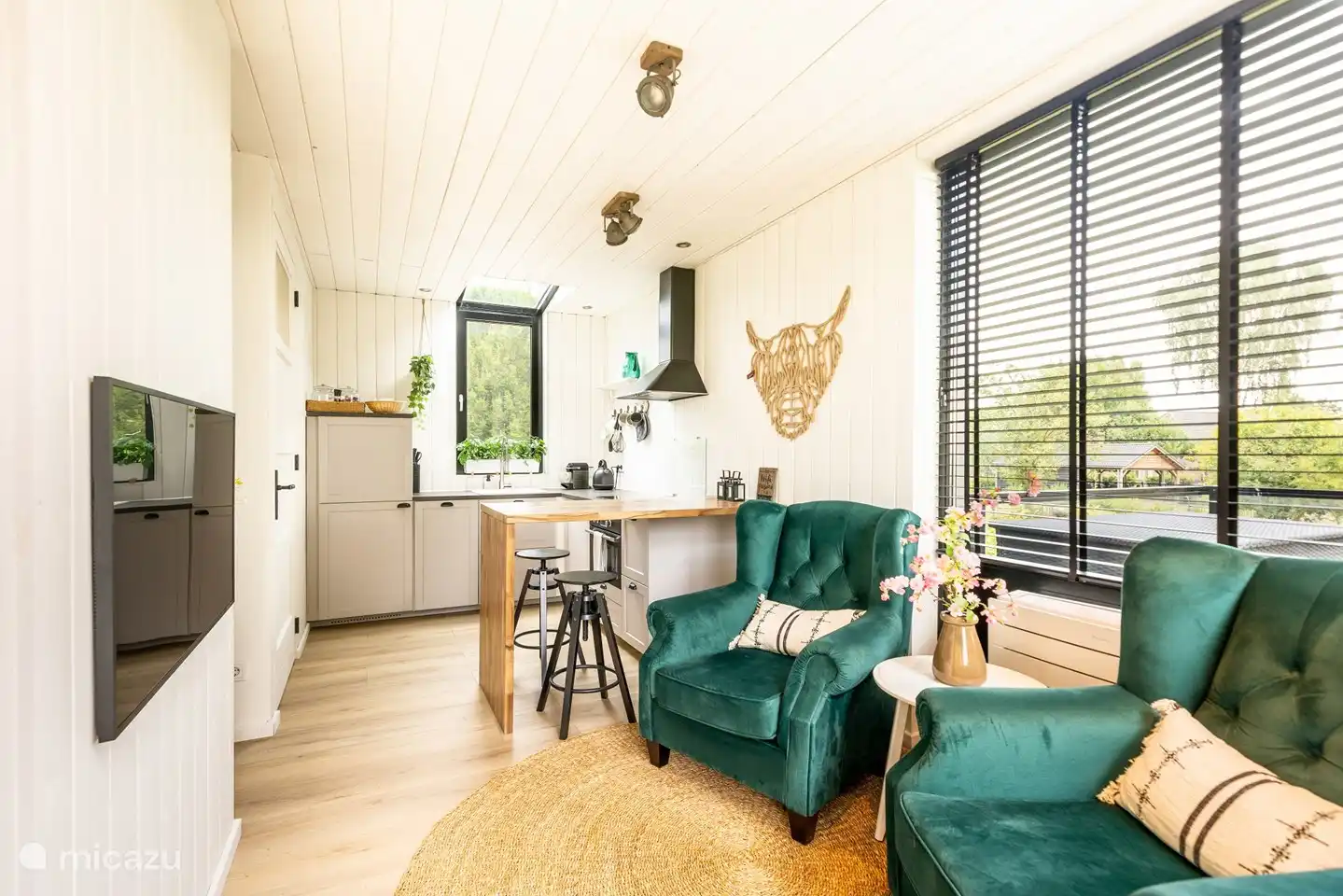 Passende Holzaccessoires im Inneren des „Baumhauses“