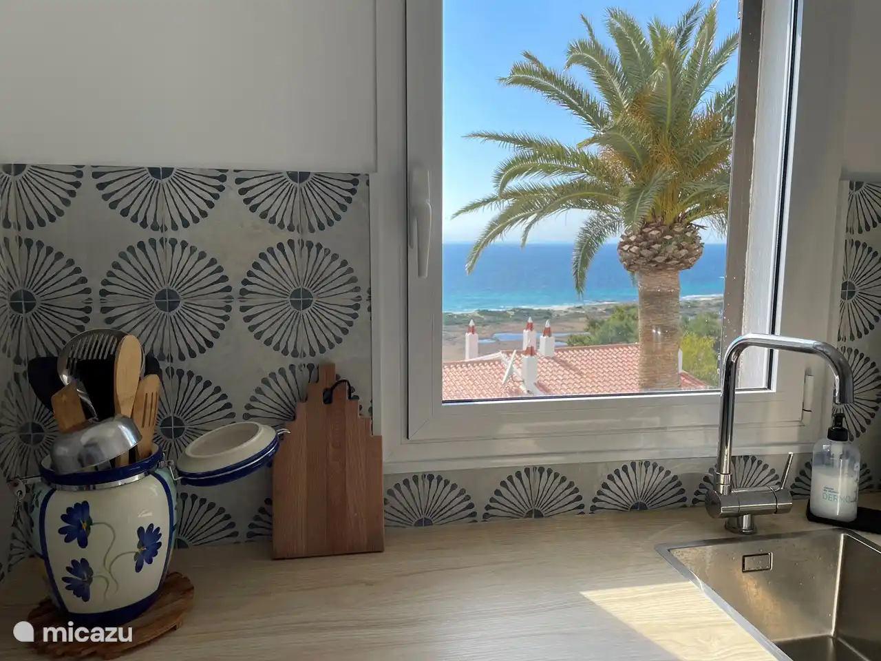 The view from the kitchen while cooking is the clear blue sea of Son Bou. The crane can be folded down so that the window can be opened completely. The sea breeze comes in wonderfully.