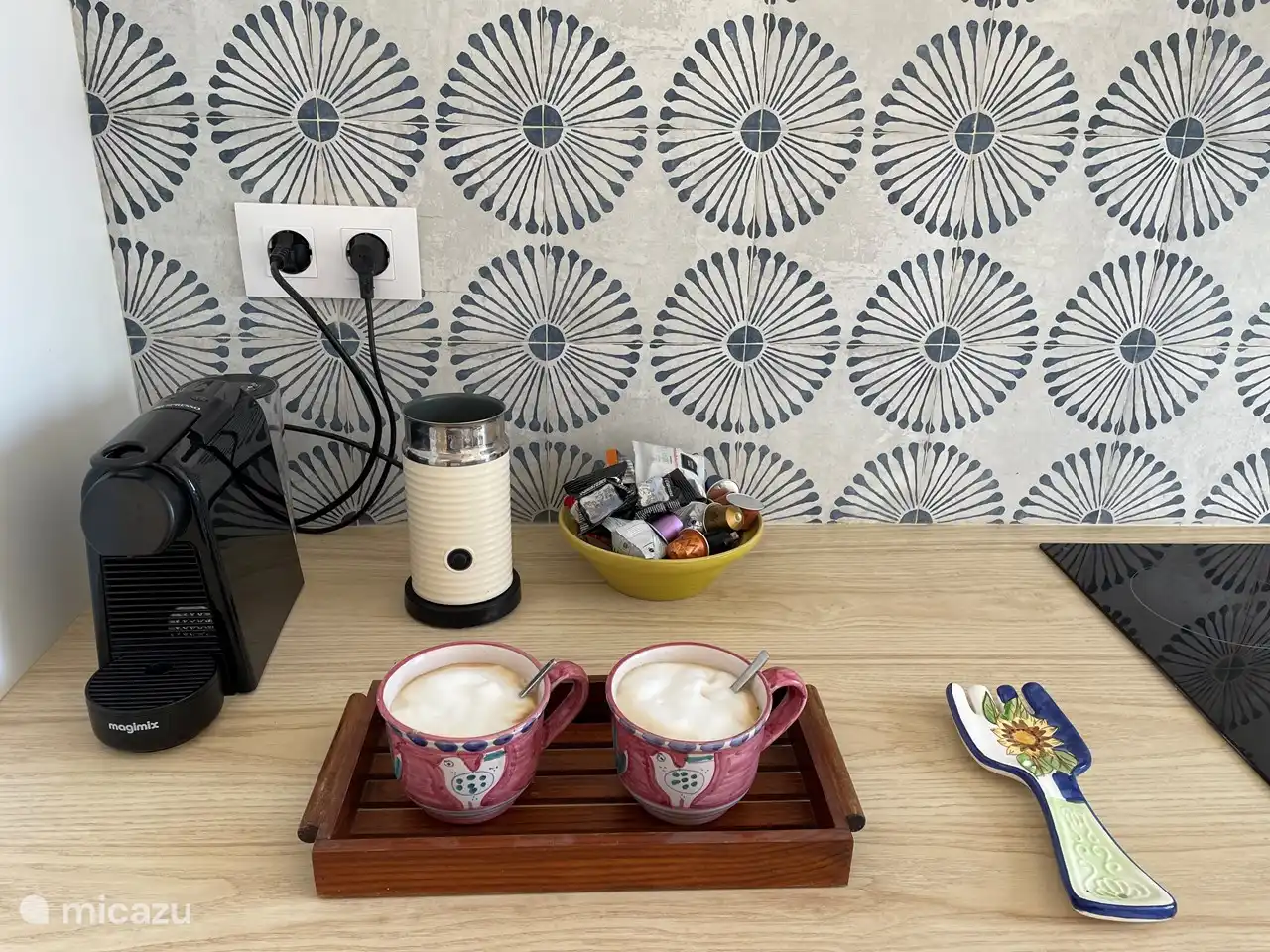 The apartment is fully equipped in the kitchen. Nespresso machine, milk frother. Just press the button and then enjoy your coffee, tea or aperitif on the terrace with a view of the sea.