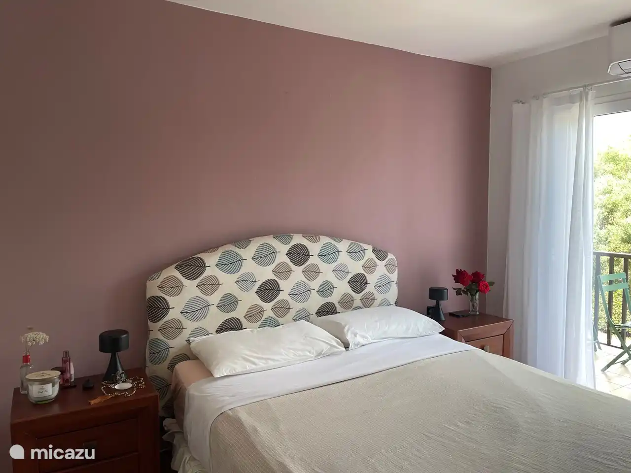 The bedroom with large bed has its own terrace where you can sit wonderfully private.
There is also a spacious wardrobe. with internal chests of drawers.
Both bedrooms have an automatic fan with air conditioning