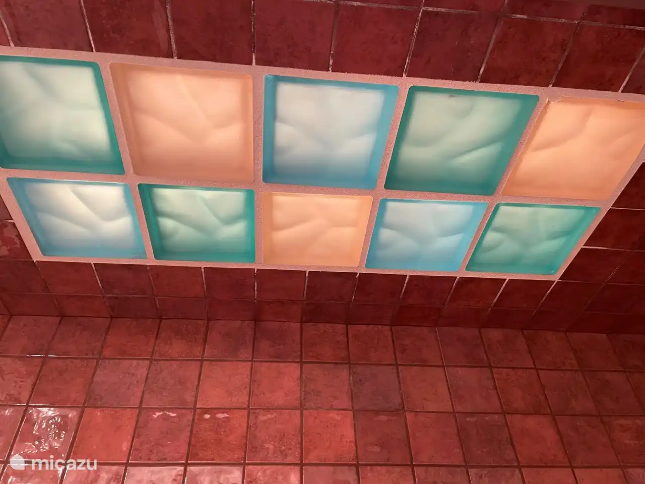 Detail of the shower room in the bathroom.