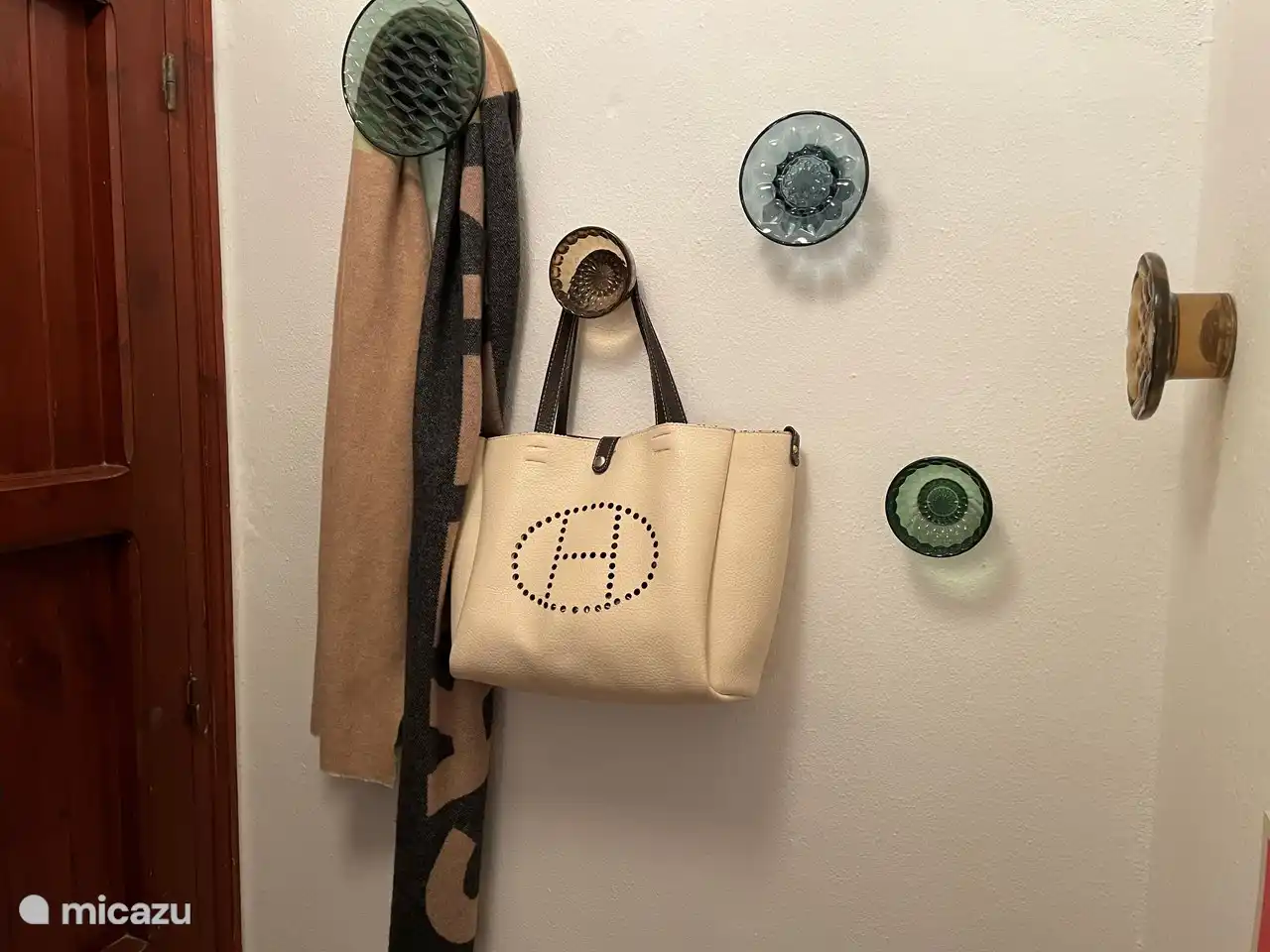 Mid-century design wall knobs so that your beach hat, jacket, bag also has a nice place.