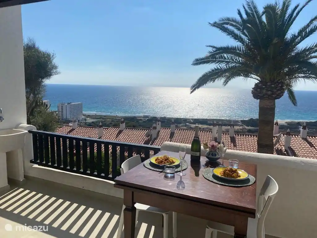 On the terrace is a beautiful old wooden table that can be folded out into a square or rectangular shape. In square, 2 to 4 people can eat well. In a rectangle, more than 6 people can eat, something more intimate 8 people.