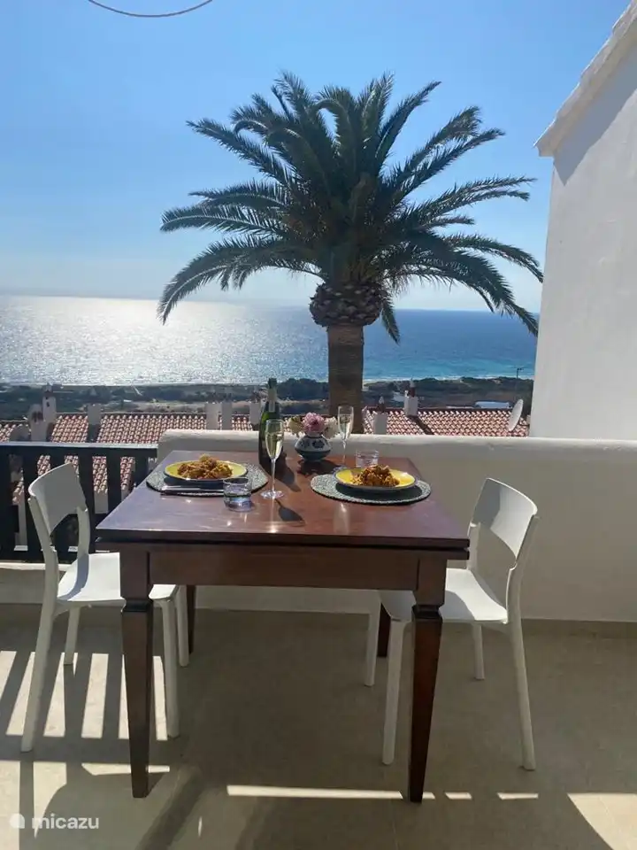On the terrace is a beautiful old wooden table that can be folded out into a square or rectangular shape. In square, 2 to 4 people can eat well. In a rectangle, more than 6 people can eat, something more intimate 8 people.