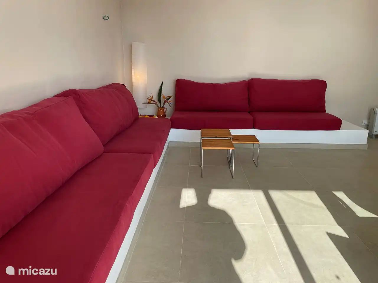 The living room has a spacious traditional Menorcan sofa for at least 6 to 8 people. You can also sleep on the sofas if you are staying with more than 4 people. The cushions can be pushed into the corner to form a connecting corner sofa. You also have a view of the sea from the sitting area.