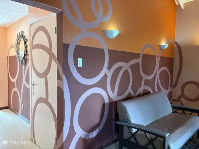 Appartement spacieux situé au centre | Curaçao, Banda Abou (ouest), Big Mountain - bungalow salon et hall vers les chambres et les toilettes