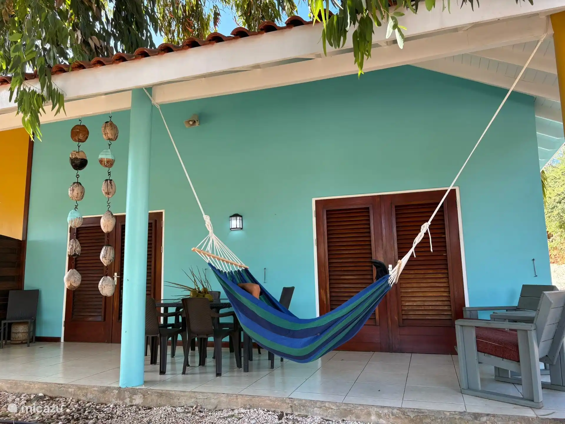 Het terras aan de voorkant van het blauwe appartement
