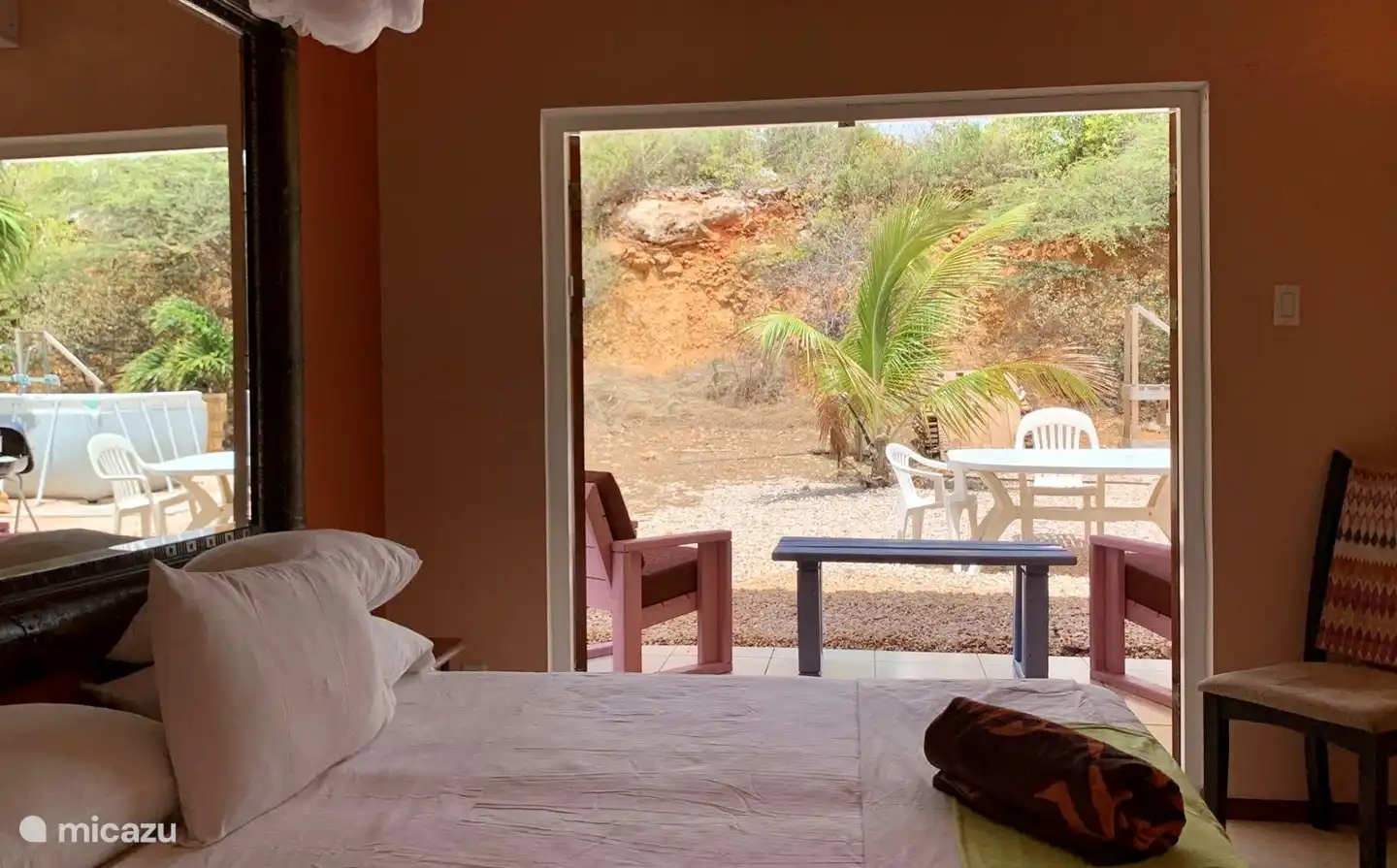 U heeft twee ruime slaapkamers met airco en eigen badkamer. Het is mogelijk om een extra bed te plaatsen in elk van de slaapkamers