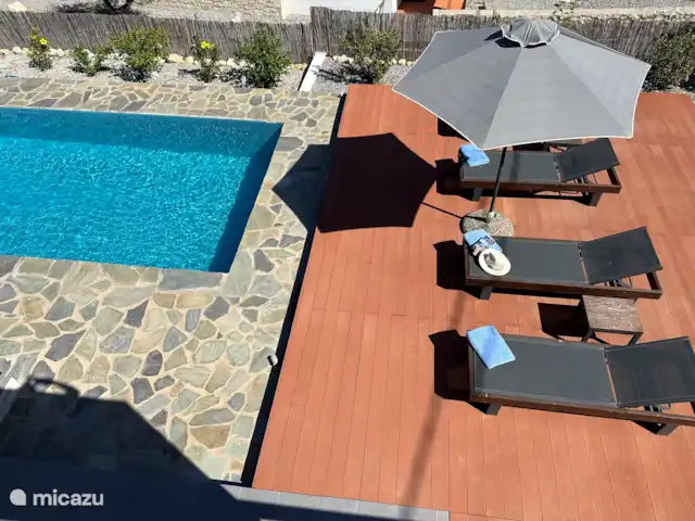 Villa Tichi | Grèce, Crète, Kyrianna - villa La piscine avec les transats de la terrasse sur le toit.