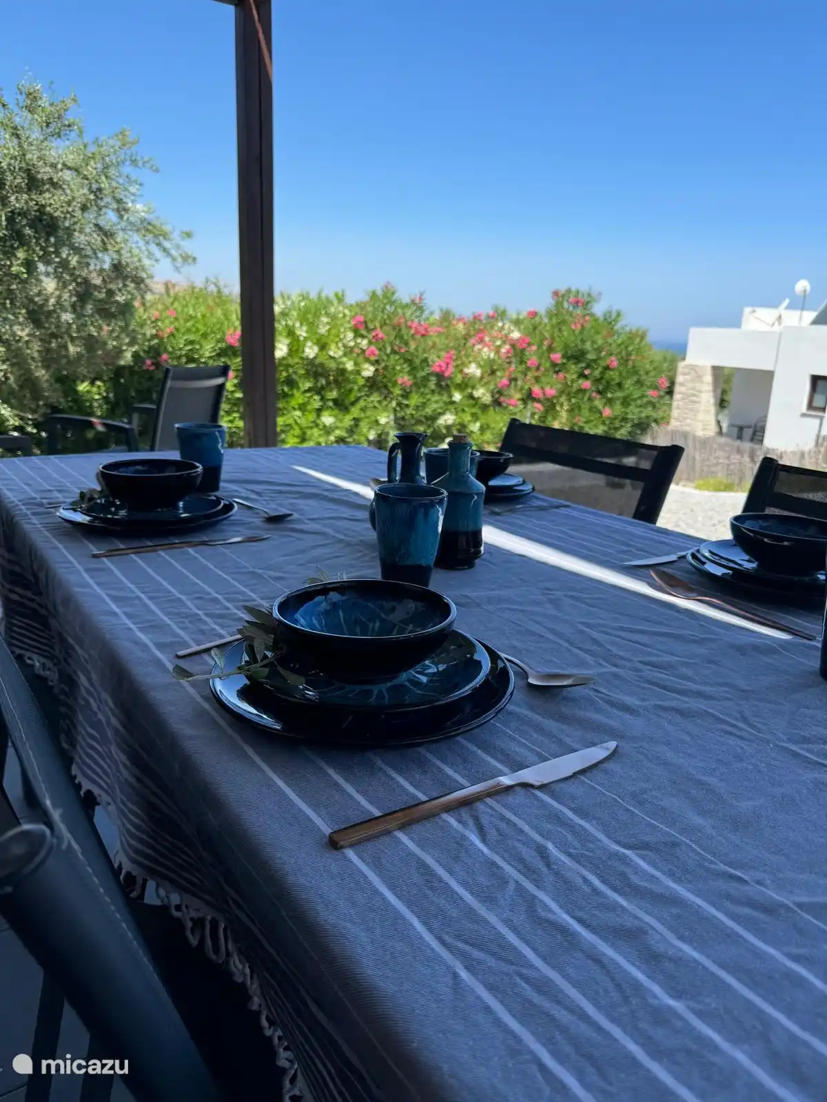 Geniet van de lunch in de schaduw.