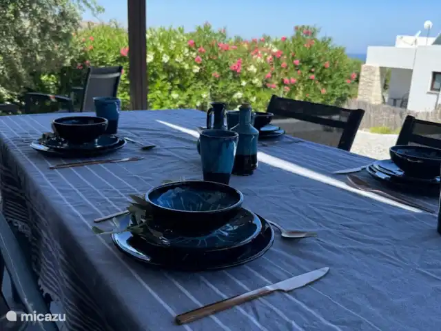 Villa Tichi | Grèce, Crète, Kyrianna - villa Profitez d’un déjeuner à l’ombre.