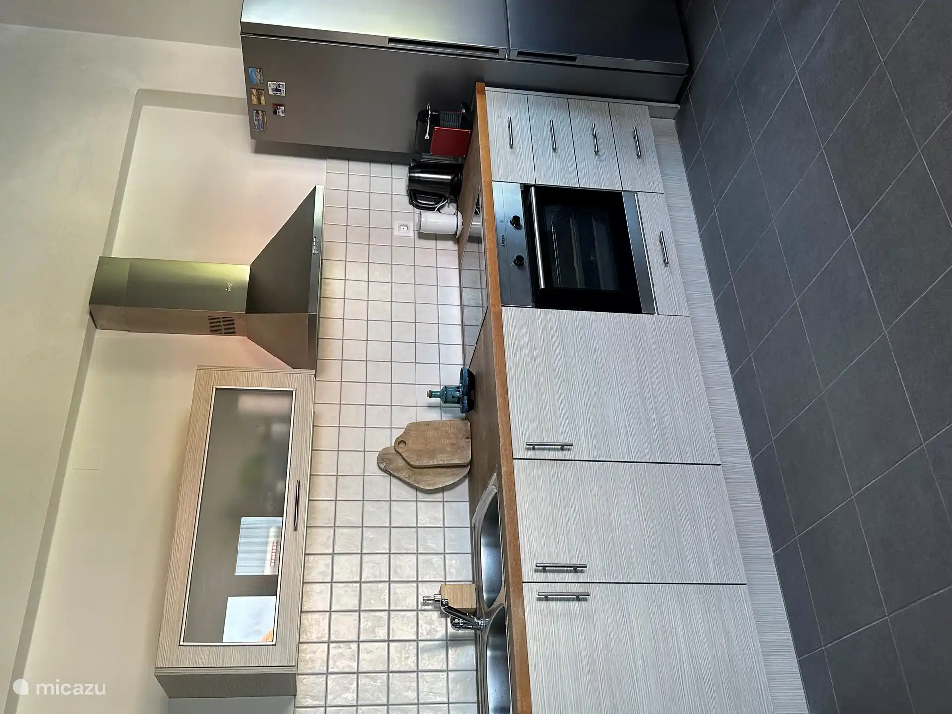 De rijk uitgeruste keuken.