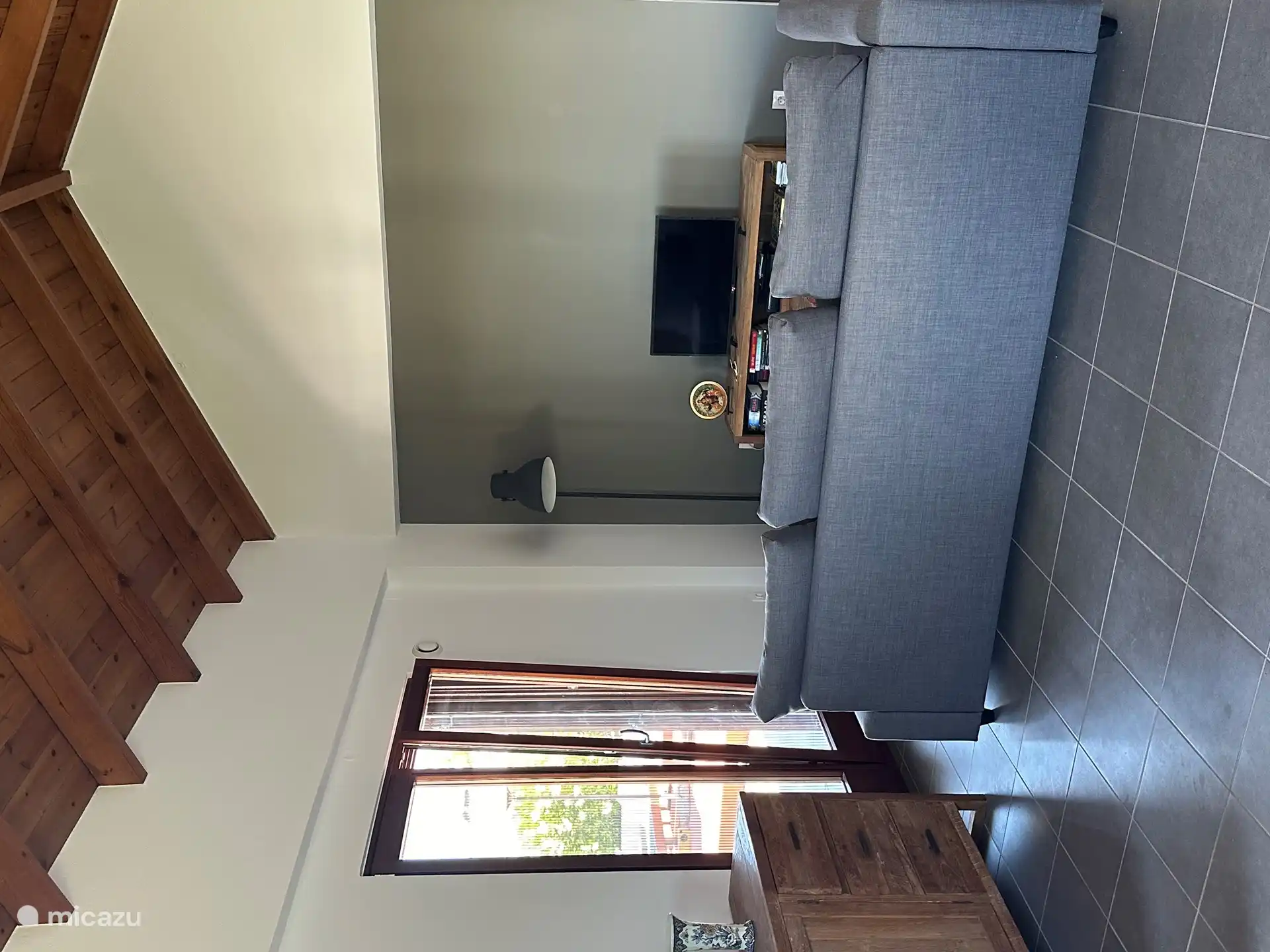 De rustig ingerichte woonkamer.