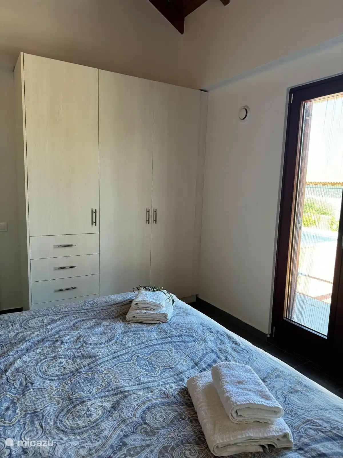 Genoeg opberg ruimte in de slaapkamer.