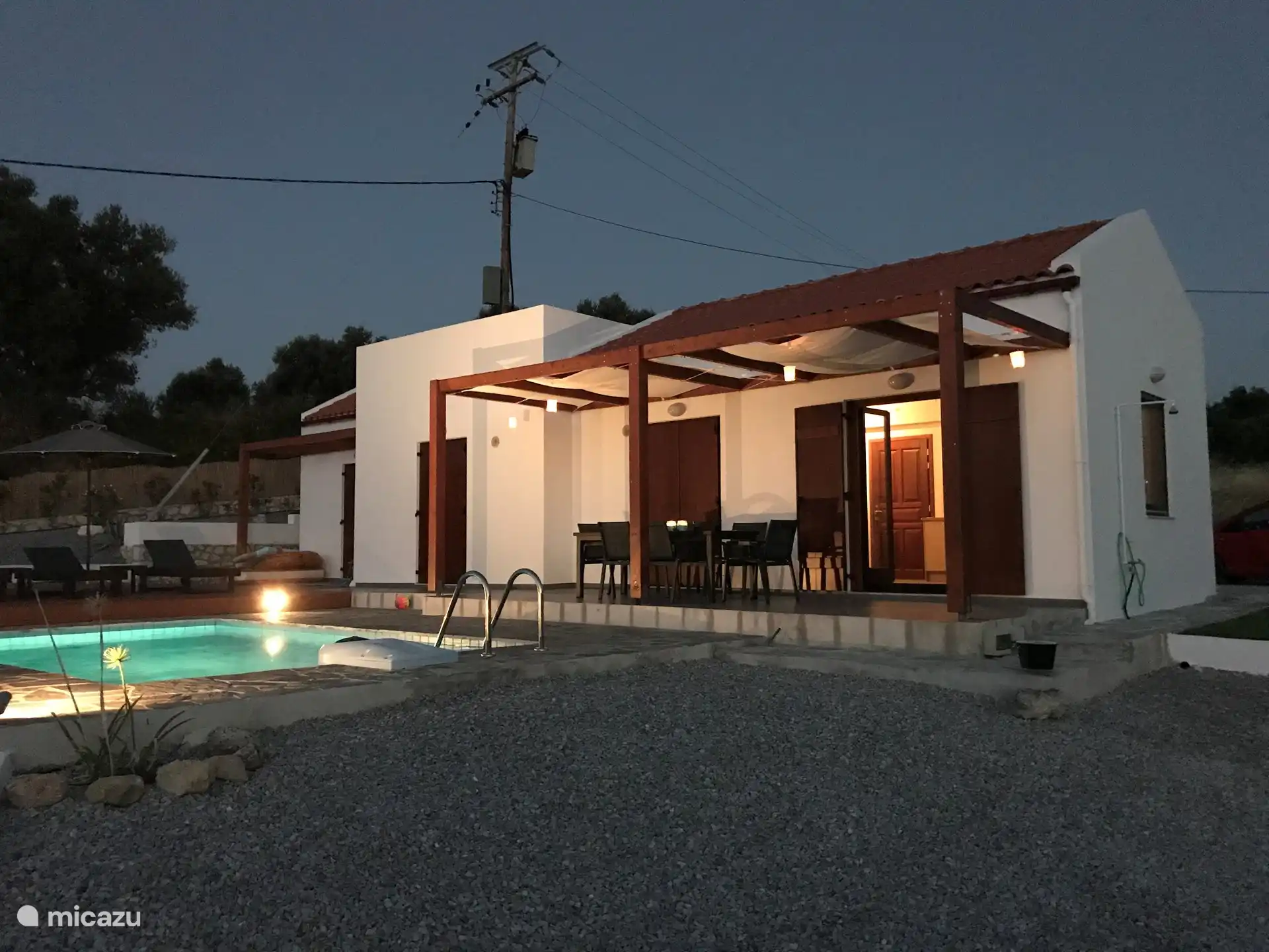 De villa in de avond.