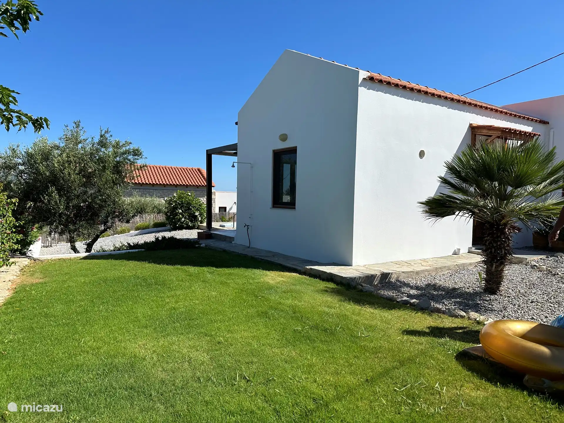 Grasveld naast het de villa.