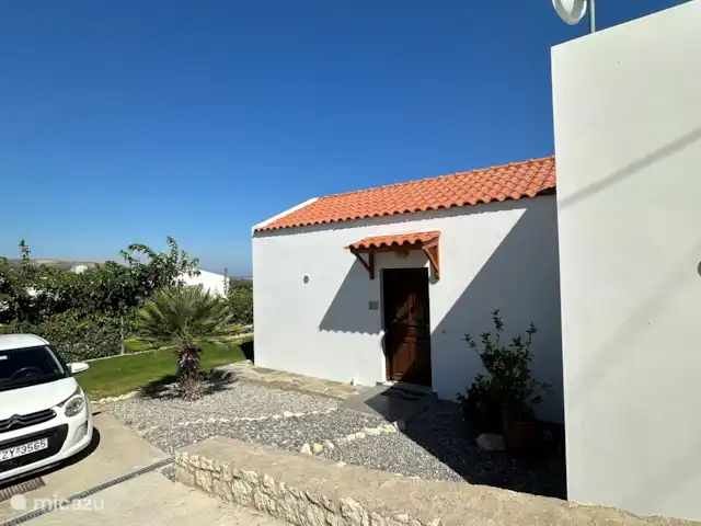 Villa Tichi | Grèce, Crète, Kyrianna - villa Porte d’entrée de la villa avec allée en béton et parking privé.
