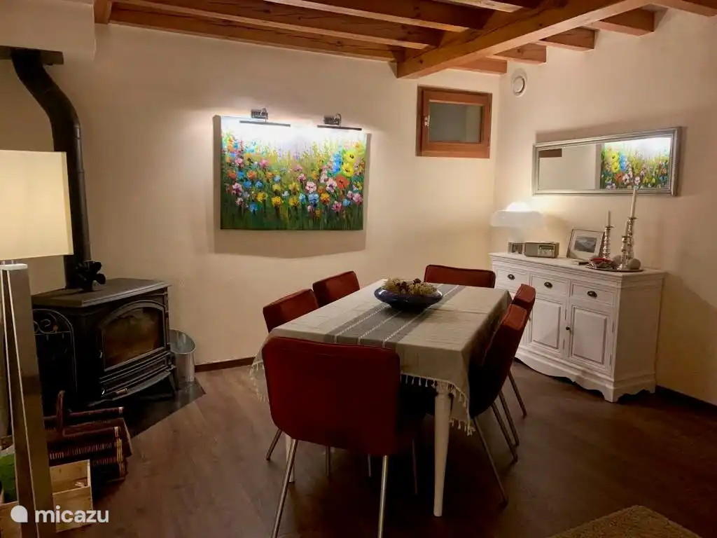 Salle à manger avec un grand poêle à bois pour une chaleur douillette lorsqu'il fait froid dehors