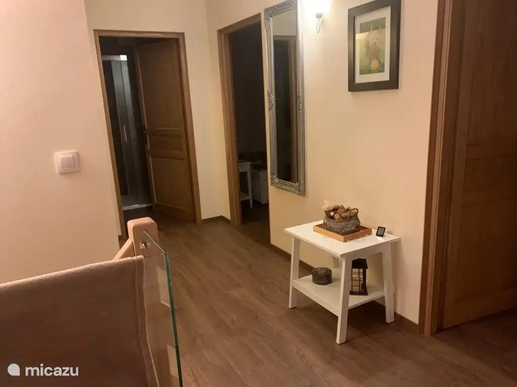 Le premier étage avec accès aux deux chambres à l'étage